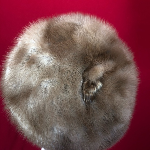 Fur hat with paw - Picture 3 of 4